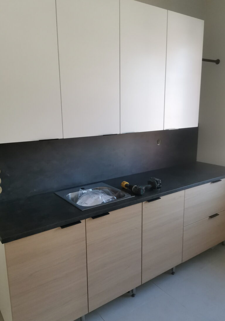 Keittiö ja tumma työtaso