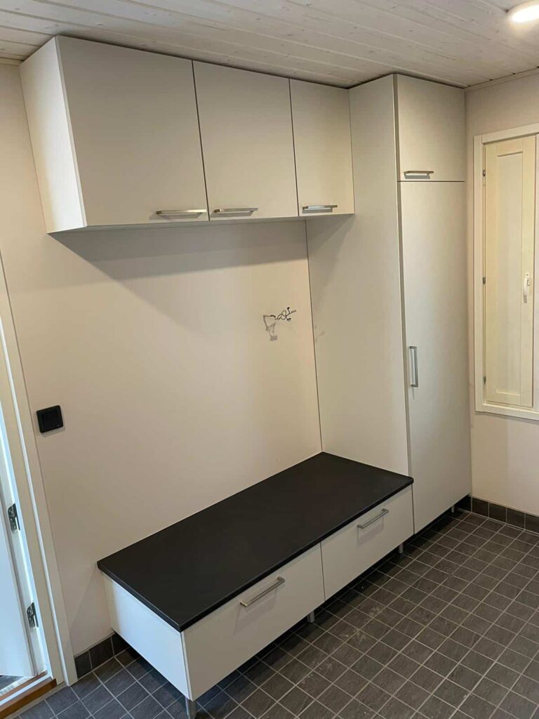 Kodinhoitohuoneen penkkikaapisto