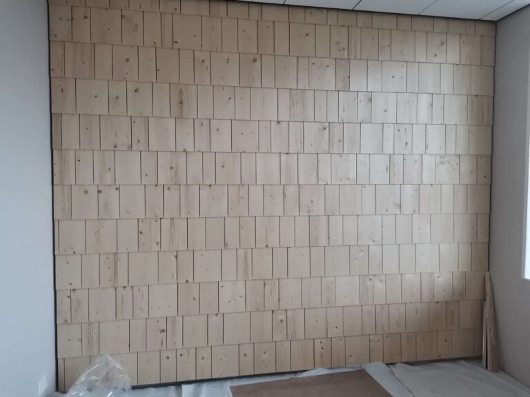 Laatoitettu tehosteseinä
