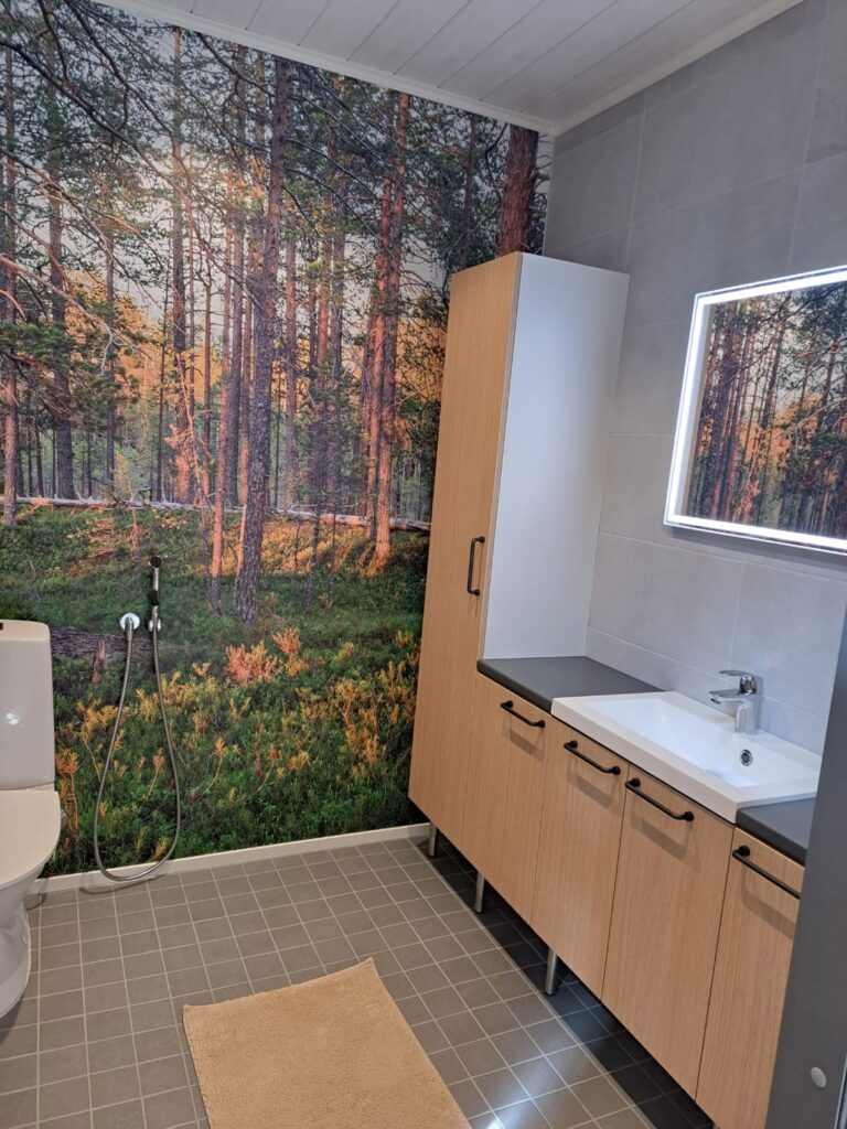 Maisematapetti wc-tilassa
