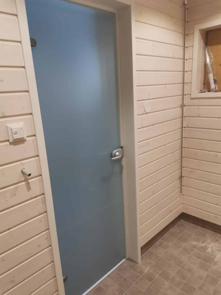Paneloitu huone ja ovi