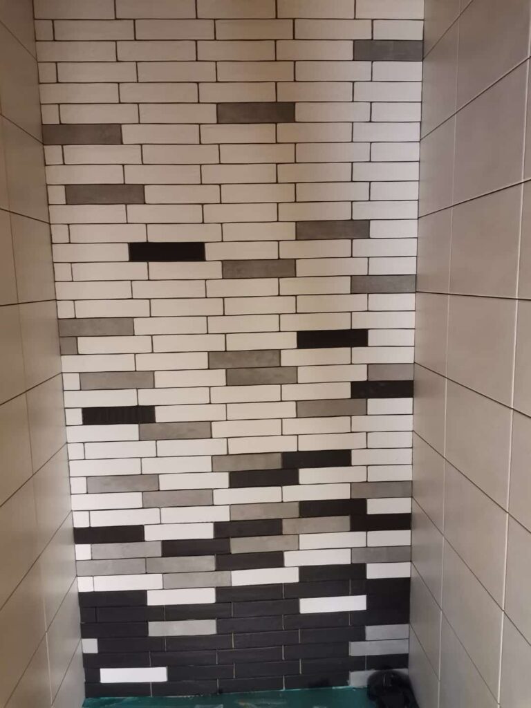 Suihkunurkan laatoitus