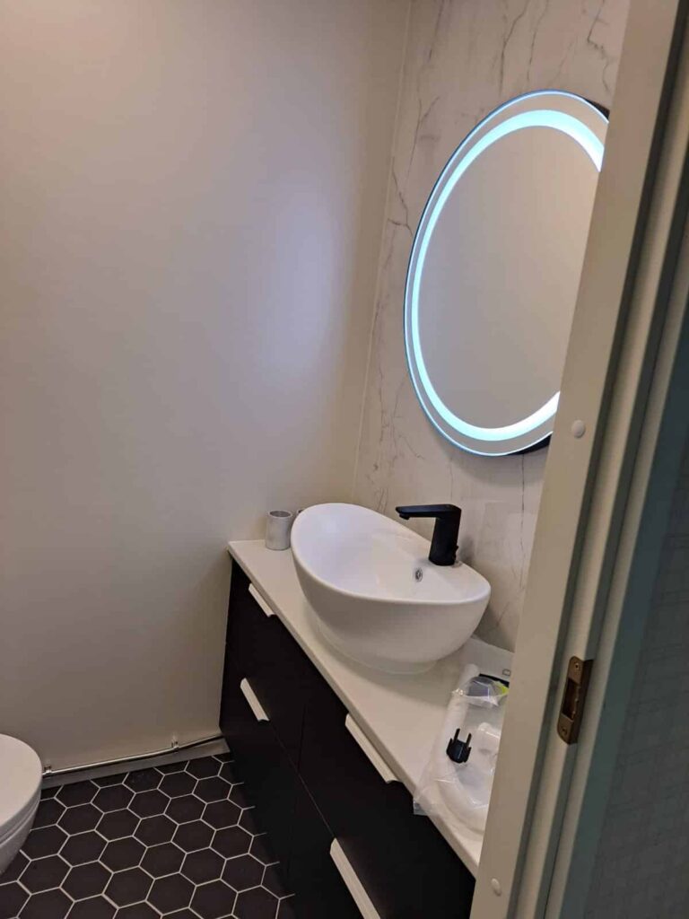 Wc ja pyöreä peili